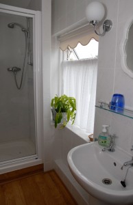 Bed and Breakfast in Folkestone – Crete Down Ivory Room Bathroom